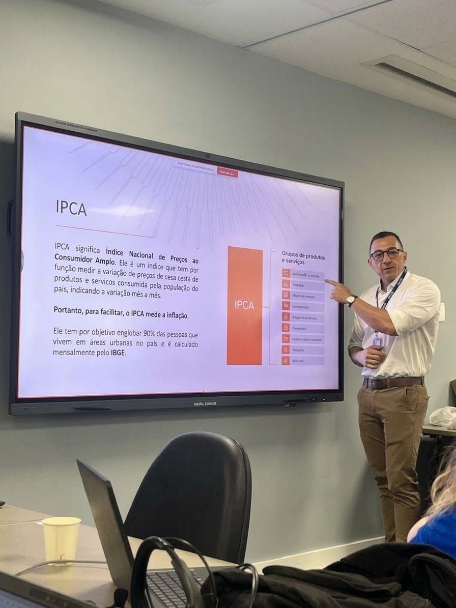 Raphael explicando o IPCA diante de um slide com os grupos de produtos e serviços do índice